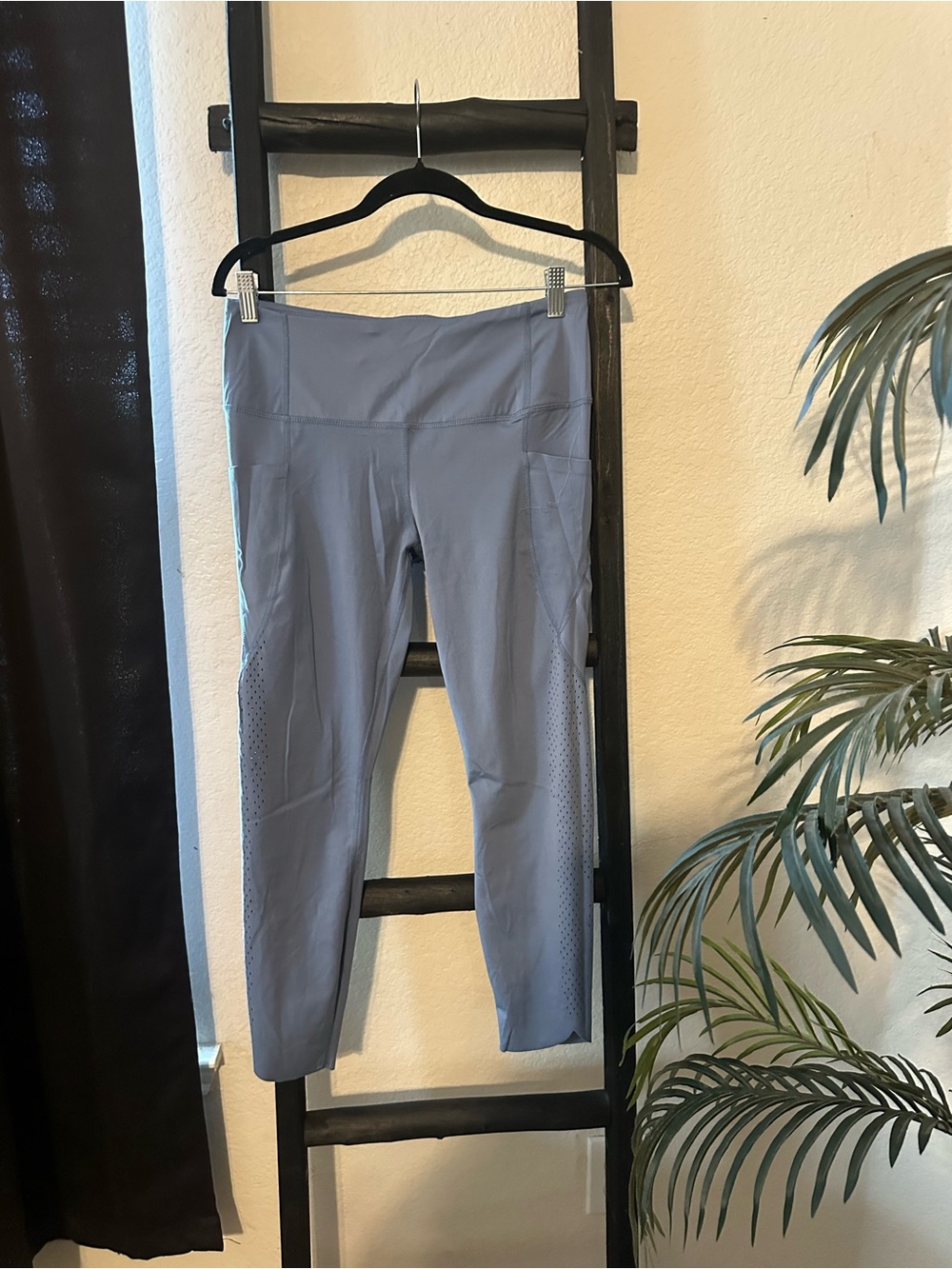 High-Rise Capri Leggings in Dusty Blue